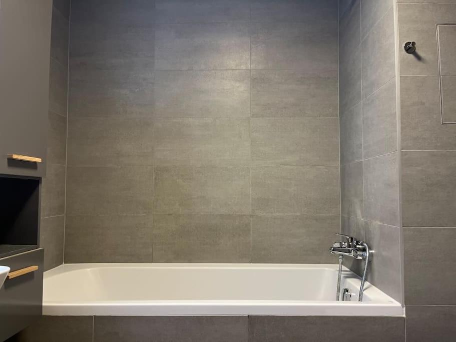 Apartman Holesovice,Balkon,Garaz ปราก ภายนอก รูปภาพ
